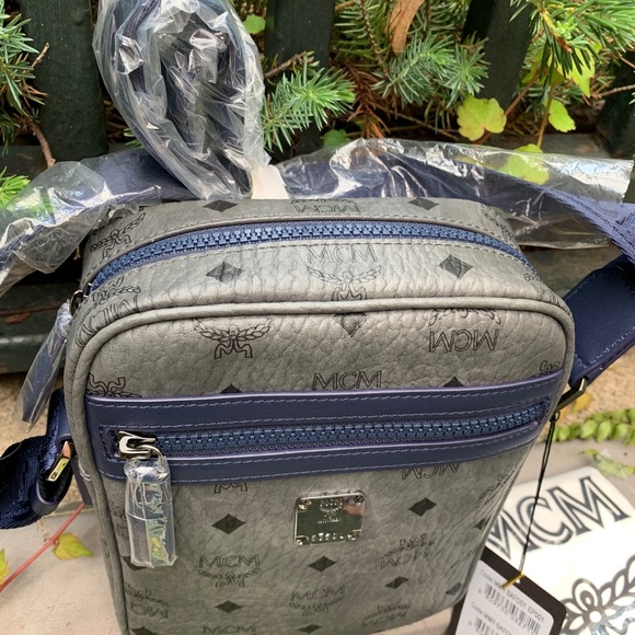 SOLD⛔️(UNISEX) Auth. MCM viseto Logo diamond zip Crosb - Picture 7 of 15